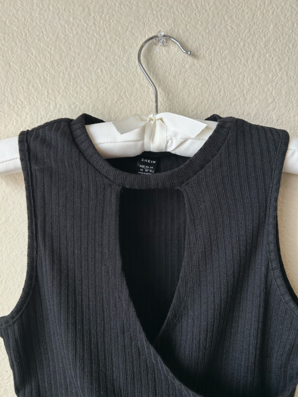 Black Ribbed Crop Tank Top Sweater Vneck Crossover Keyhole Front Shein XSmall - Picture 2 of 8